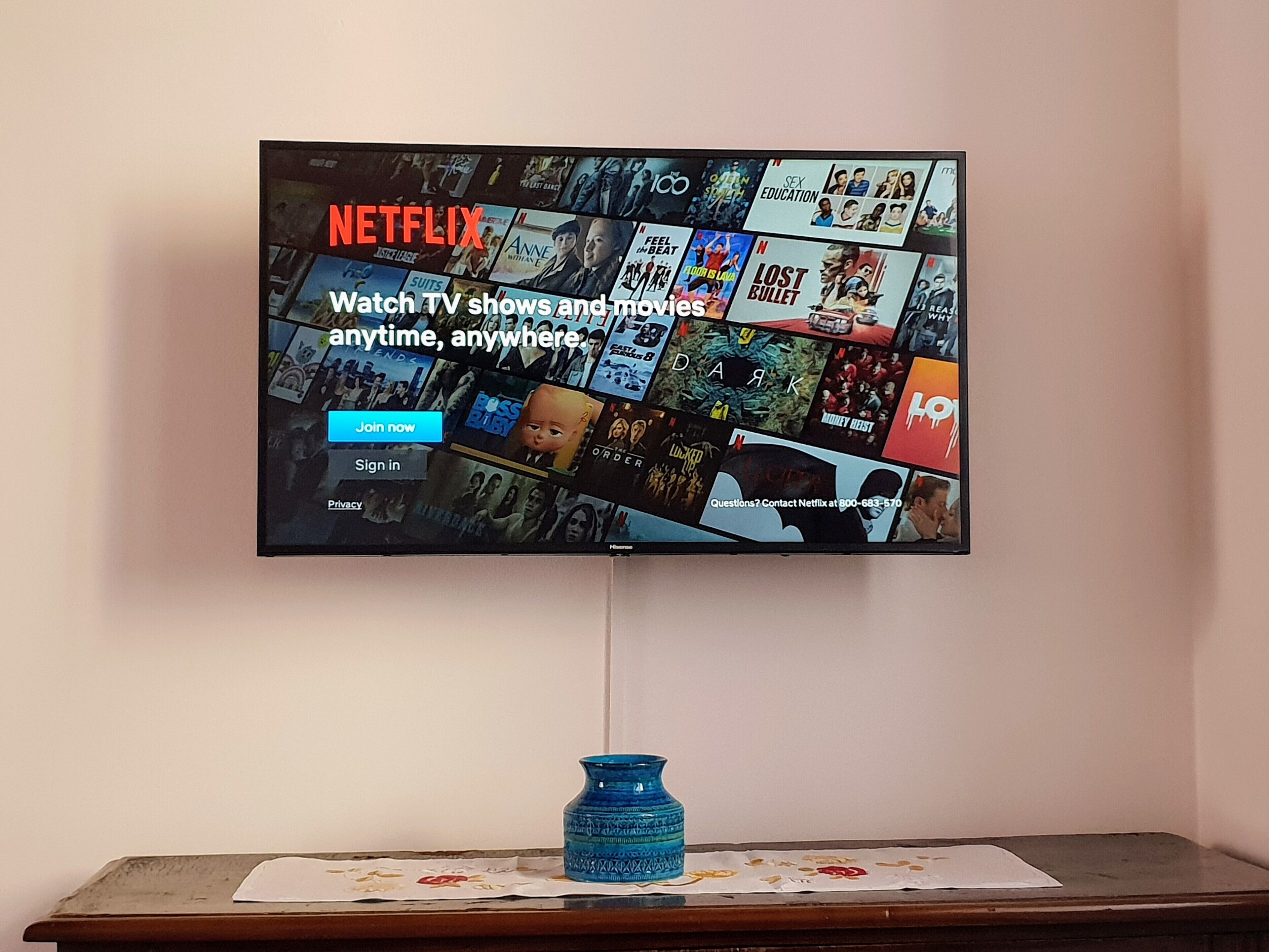 Ein Fernseher zeigt eine Netflix-Oberfläche mit verschiedenen Fernsehsendungen und Filmen.