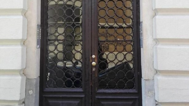 A double door with a geometric pattern, a visible number '6' sign, and a small window above the door. - Precious Room with Private bathroom ★Prussian Blue ★Free Wifi (Trieste)