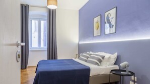 A bedroom with a bed, a bedside table, a lamp, and a window with curtains. - Precious Room with Private bathroom ★Prussian Blue ★Free Wifi (Trieste)