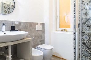 Shower, hair dryer, towels - Precious Room with Private bathroom ★Prussian Blue ★Free Wifi (Trieste)