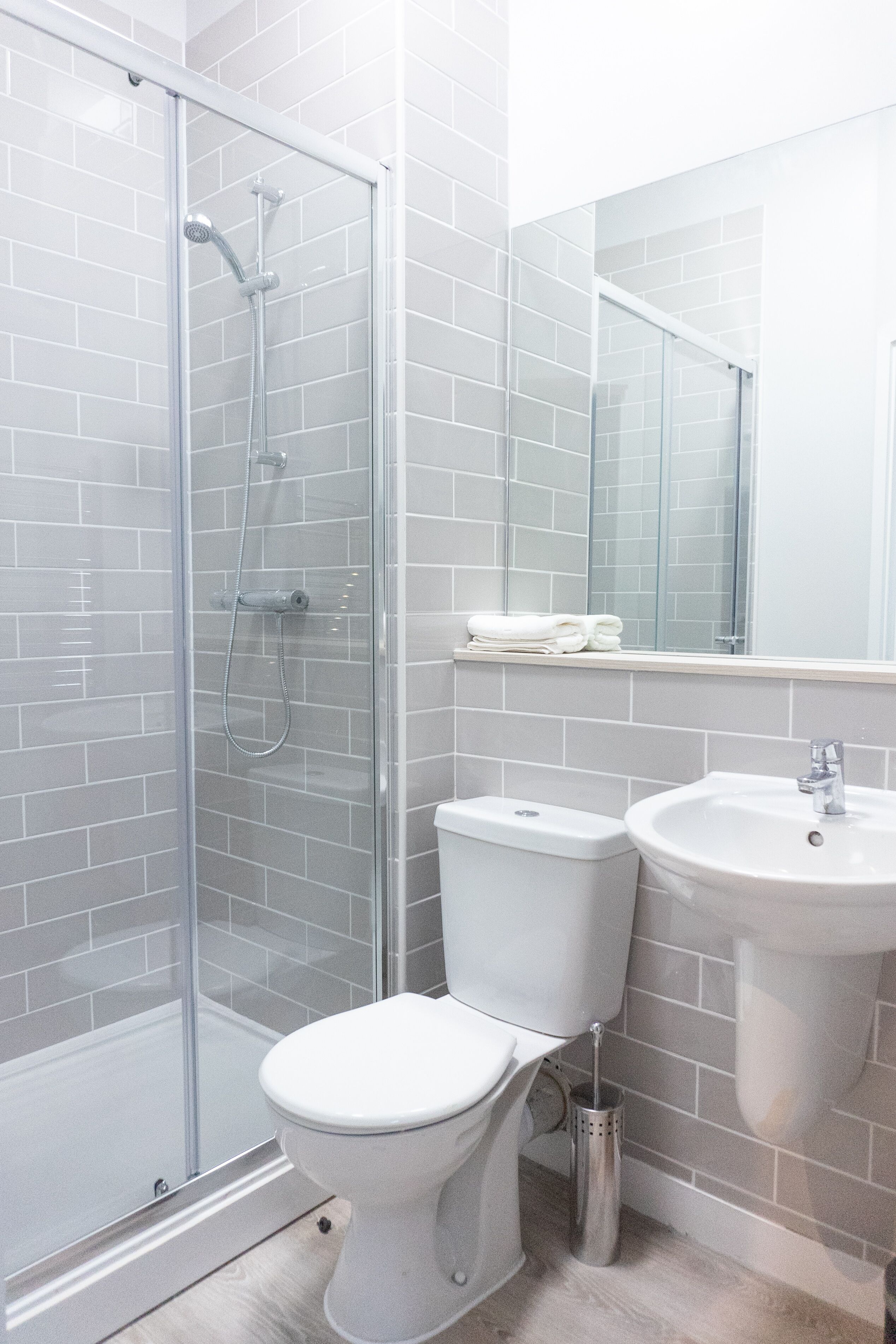 Luxury Apartment | Bathroom | Shower, hair dryer, towels, toilet paper