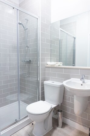Departamento de lujo | Baño | Regadera, secadora de cabello, toallas, papel de baño 