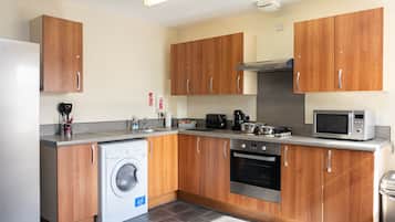 Full-sized fridge, microwave, oven, stovetop