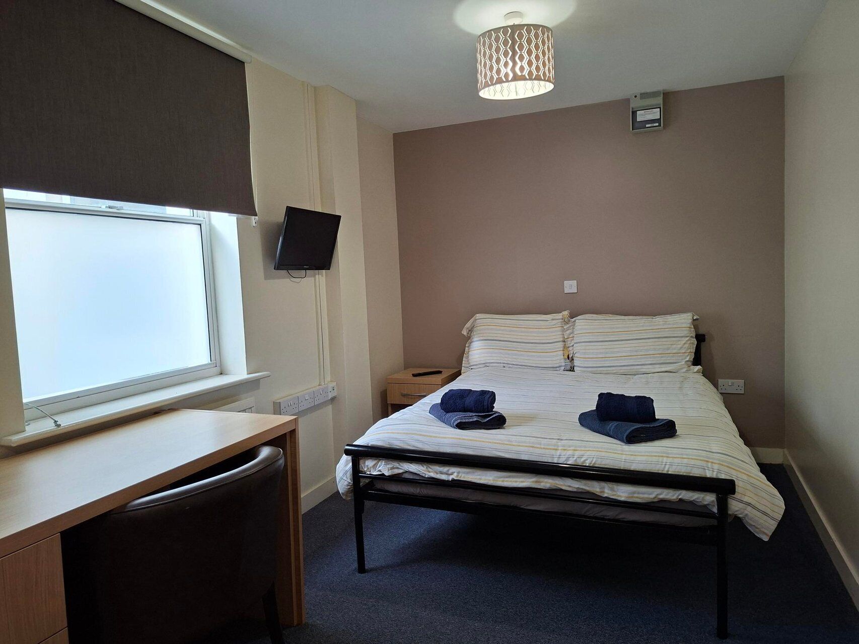 Työpöytä, pimennysverhot, silitysrauta/-lauta, ilmainen Wi-Fi