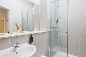 Luxury-Apartment | Schreibtisch, laptopgeeigneter Arbeitsplatz, Verdunkelungsvorhänge