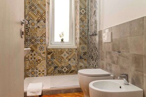 Douche, sèche-cheveux