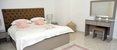 1 habitación, tabla de planchar con plancha, wifi gratis y ropa de cama