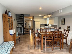 Dining - Bayfront Escape: 2-Bedroom Condo with Spectacular Bay Views in Ocean City, NJ! (Ocean City)