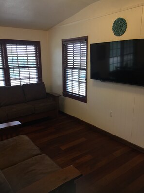 TV - Noble Cabin #1 on Lake LBJ (Kingsland)