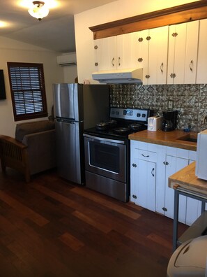 Full-sized fridge, microwave, oven, stovetop - Noble Cabin #1 on Lake LBJ (Kingsland)