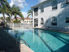 Alberca al aire libre y alberca climatizada