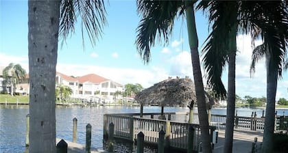 Schöne offene sonnige Wohnung am Ufer Dock mit Zugang zum Golf in Cape Coral Fl