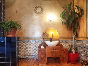 Grand Quadruple Room (Frescos) | Bathroom | Shower, hair dryer, towels - Lisbon Calling (Lisbon)