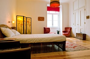 Habitación doble de diseñador, baño compartido (1923) | Decoración personalizada y muebles diferentes 