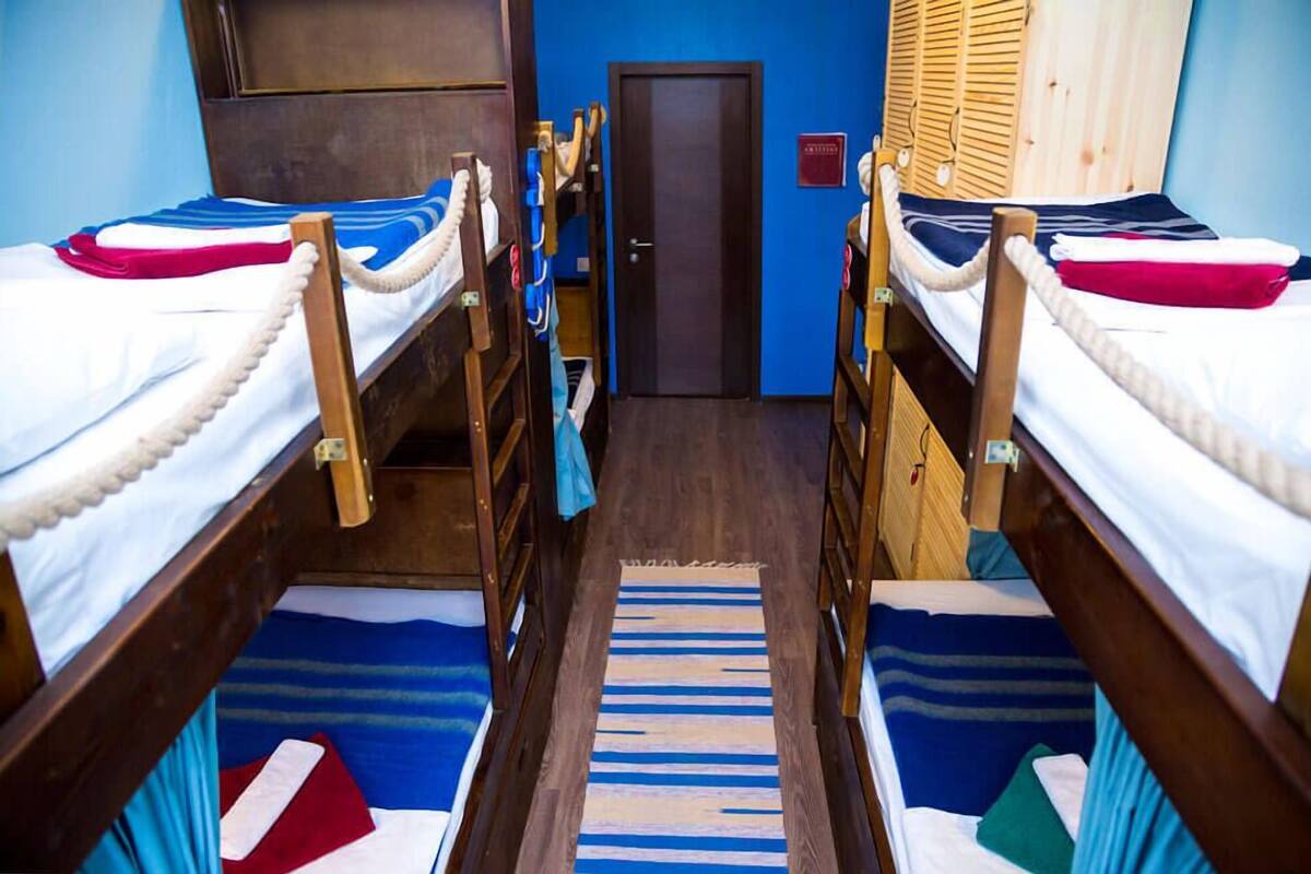 Bureau, fer et planche à repasser, Wi-Fi gratuit, draps fournis