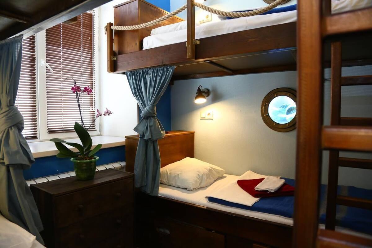 Bureau, fer et planche à repasser, Wi-Fi gratuit, draps fournis