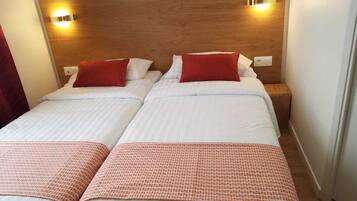 Chambre Standard avec lits jumeaux | Lits bébé (en supplément), Wi-Fi gratuit, draps fournis