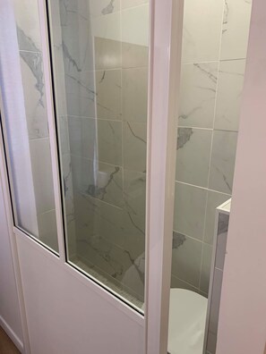 Bathroom shower - Dupleix Hotel  (Paris)