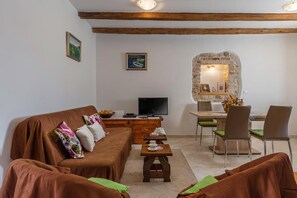 Een televisie en een open haard