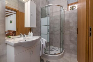 Shower, hair dryer, soap, toilet paper - Stone house Malia with garden, BBQ, outdoor shower and bikes (Kaštelir)