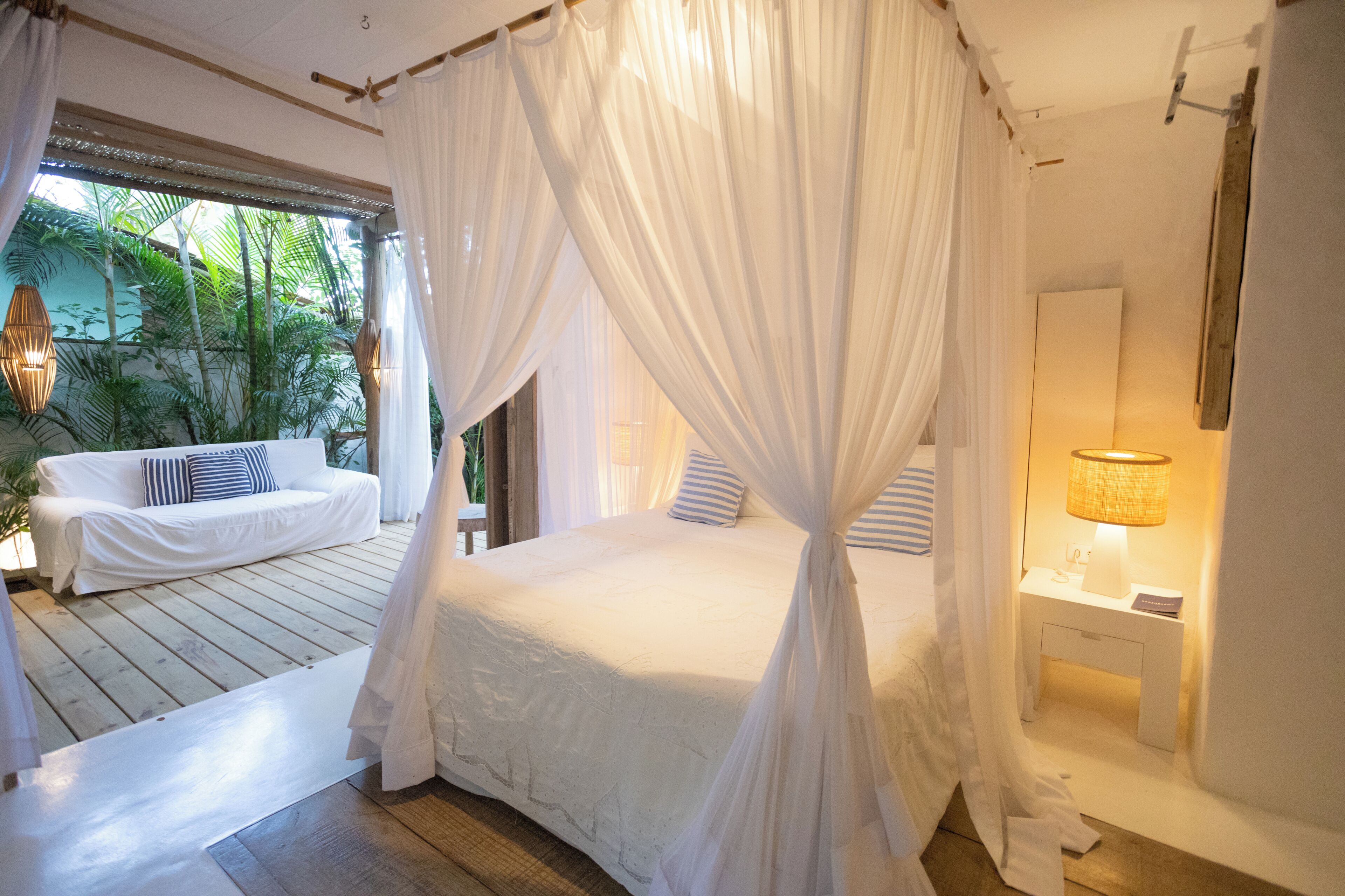 Casa romântica (Espelho) | Frigobar, cofres nos quartos, individualmente decorados