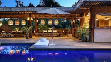 Bar à beira da piscina