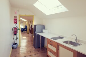 Frigobar, micro-ondas, cooktop, torradeira