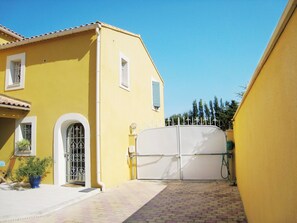 Property grounds - Provencal house with all comforts. Pool & air-conditioning, PK pets allowed. (L'Isle-sur-la-Sorgue)