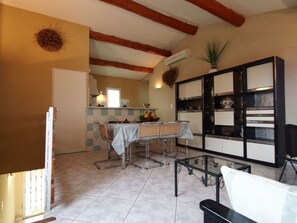 A compact living space with a dining area, kitchen, and seating area. - Provencal house with all comforts. Pool & air-conditioning, PK pets allowed. (L'Isle-sur-la-Sorgue)