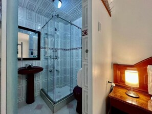 Standard Room | Bathroom