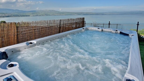 A hot tub with a view of a lake and mountains. - Domos Tiberias (Tiberias)