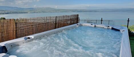 Deluxe Studio Suite, Jetted Tub | Jetted tub