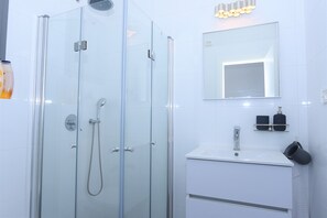 Apartamento Confort, 1 habitación, patio | Baño | Artículos de higiene personal gratuitos, toallas y jabón