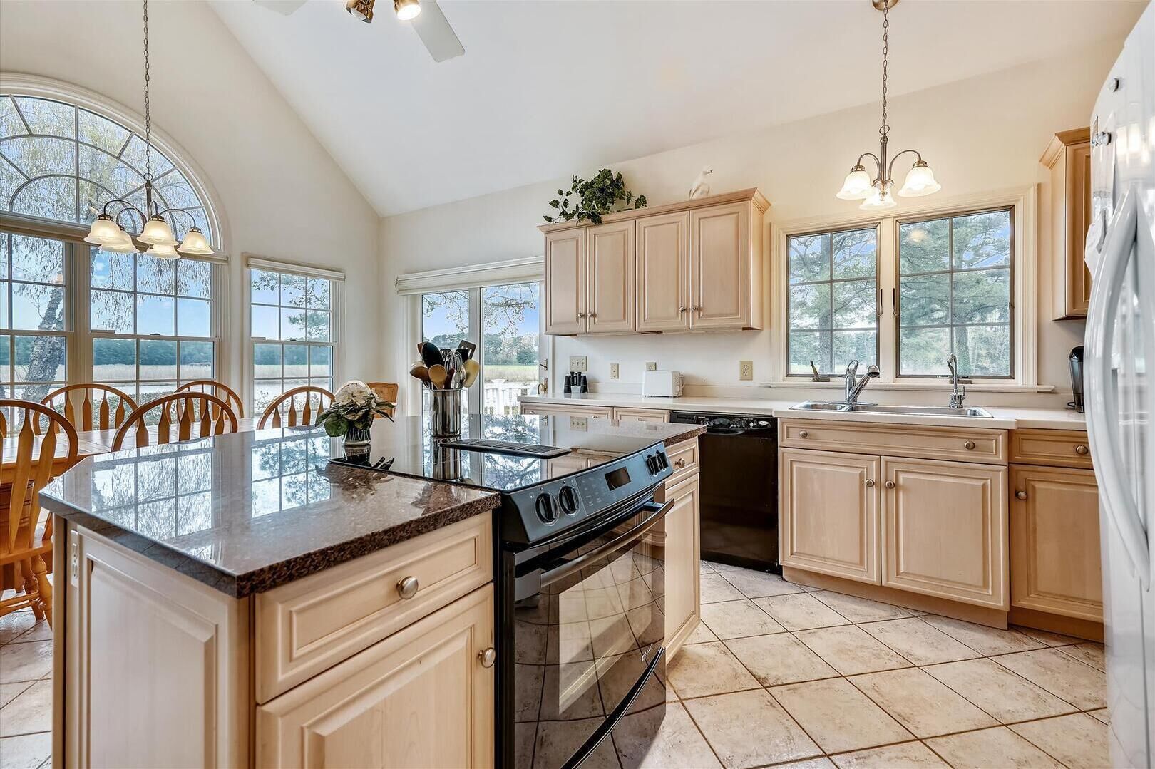 Jääkaappi, mikroaaltouuni, uuni, liesi