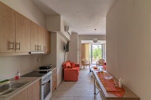 Fridge, oven, stovetop, coffee/tea maker