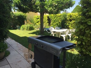 Outdoor dining - LE SOLEILLANT Provençal house with swimming pool, Private garden,PK,pets allowed (L'Isle-sur-la-Sorgue)