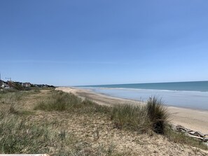 Na praia, espreguiçadeiras, toalhas de praia