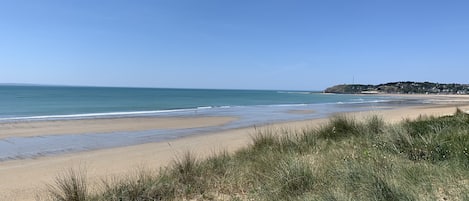 Na praia, espreguiçadeiras, toalhas de praia 