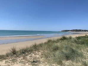 Plage, chaises longues, serviettes de plage
