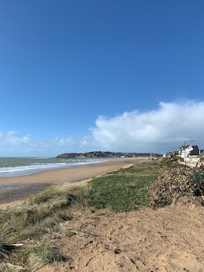 Na praia, espreguiçadeiras, toalhas de praia