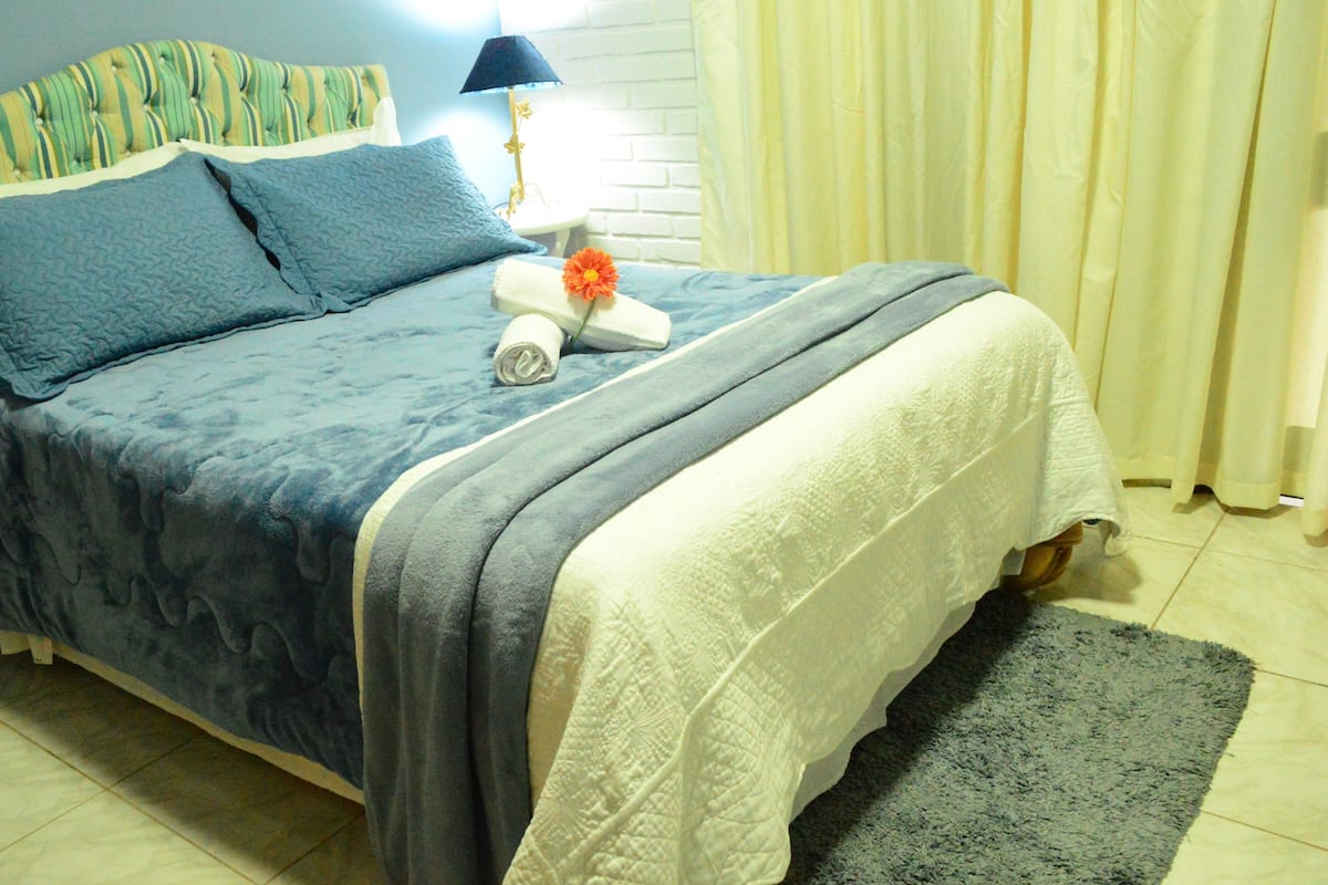 Ropa de cama de alta calidad, colchones con pillow-top y minibar