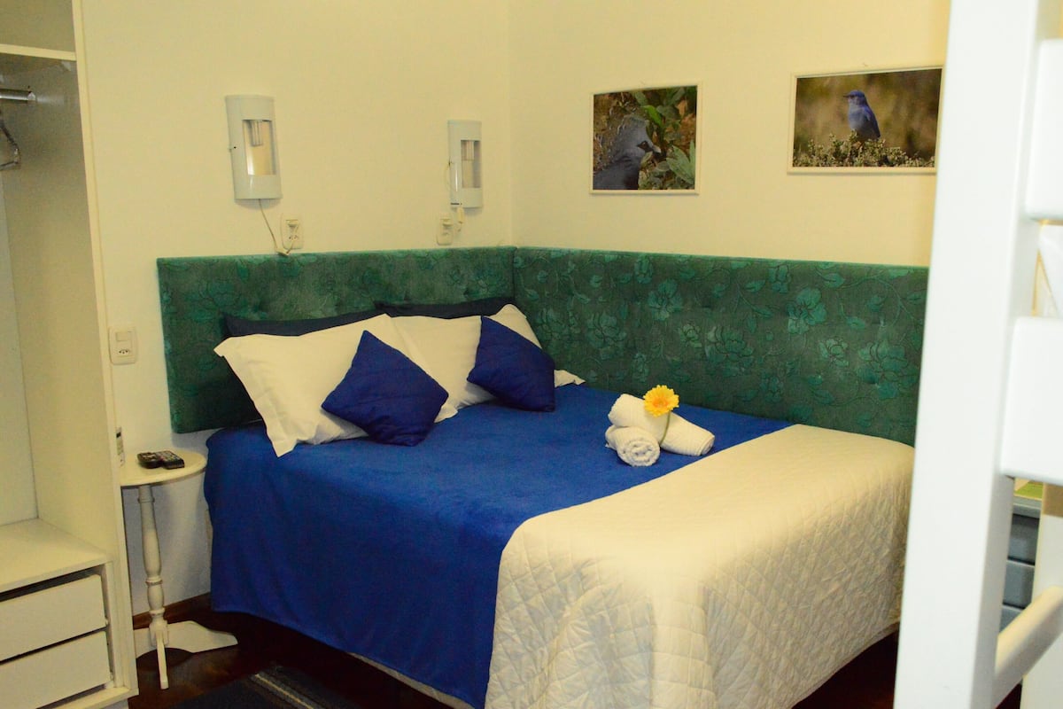 Ropa de cama de alta calidad, colchones con pillow-top y minibar