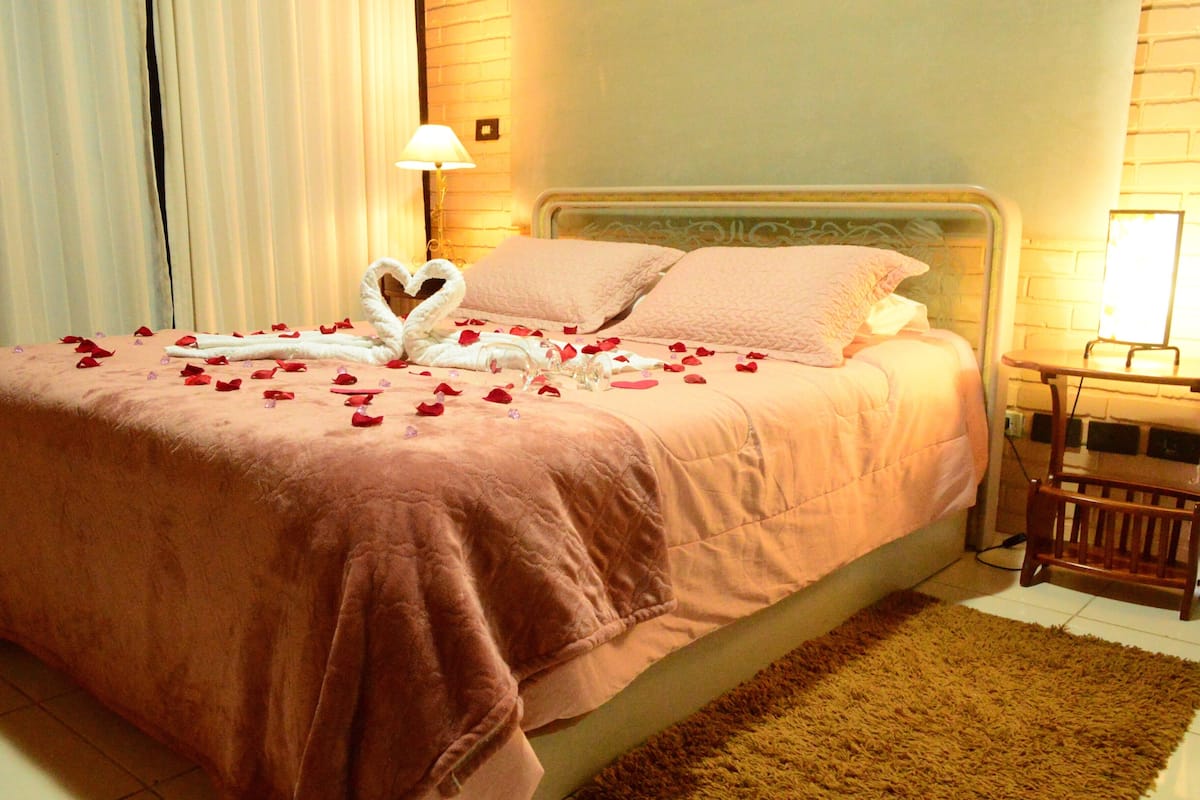 Ropa de cama de alta calidad, colchones con pillow-top y minibar