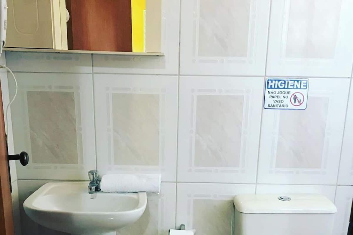 Quarto triplo design | Banheiro | Chuveiro, chuveiro com efeito de chuva, secador de cabelo