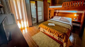 A room with a bunk bed, a desk, and a bathroom visible through an open door. - Pousada Vida e Natureza (Gramado)