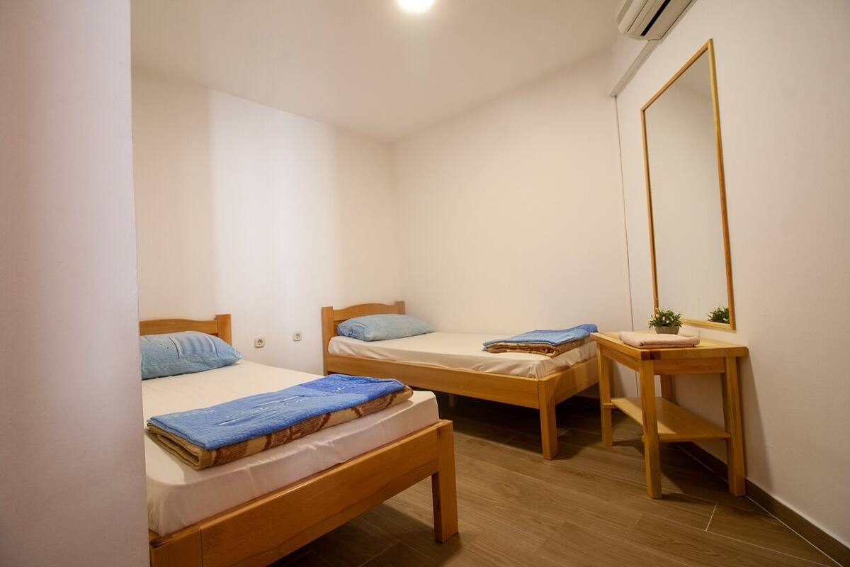 Habitación urbana con 1 cama matrimonial o 2 individuales | Escritorio, wifi gratis y ropa de cama 