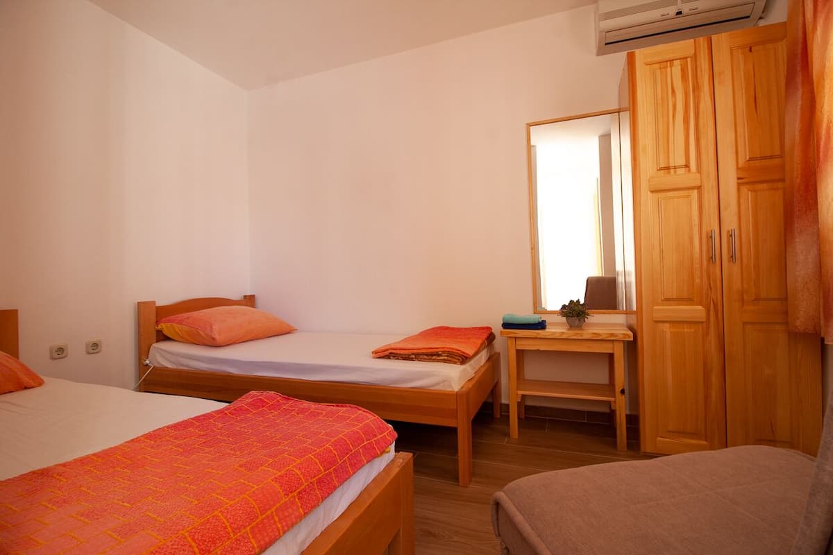 Habitación triple | Escritorio, wifi gratis y ropa de cama 