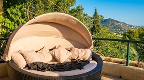 Property grounds - Villa Sitges Corfou. 30 minutes walk to the beach. Warm and welcoming. View. (Sitges)