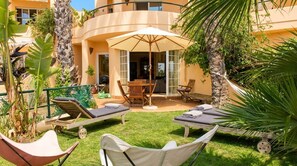 Outdoor dining - Villa Sitges Corfou. 30 minutes walk to the beach. Warm and welcoming. View. (Sitges)