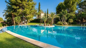 Pool - Villa Sitges Corfou. 30 minutes walk to the beach. Warm and welcoming. View. (Sitges)